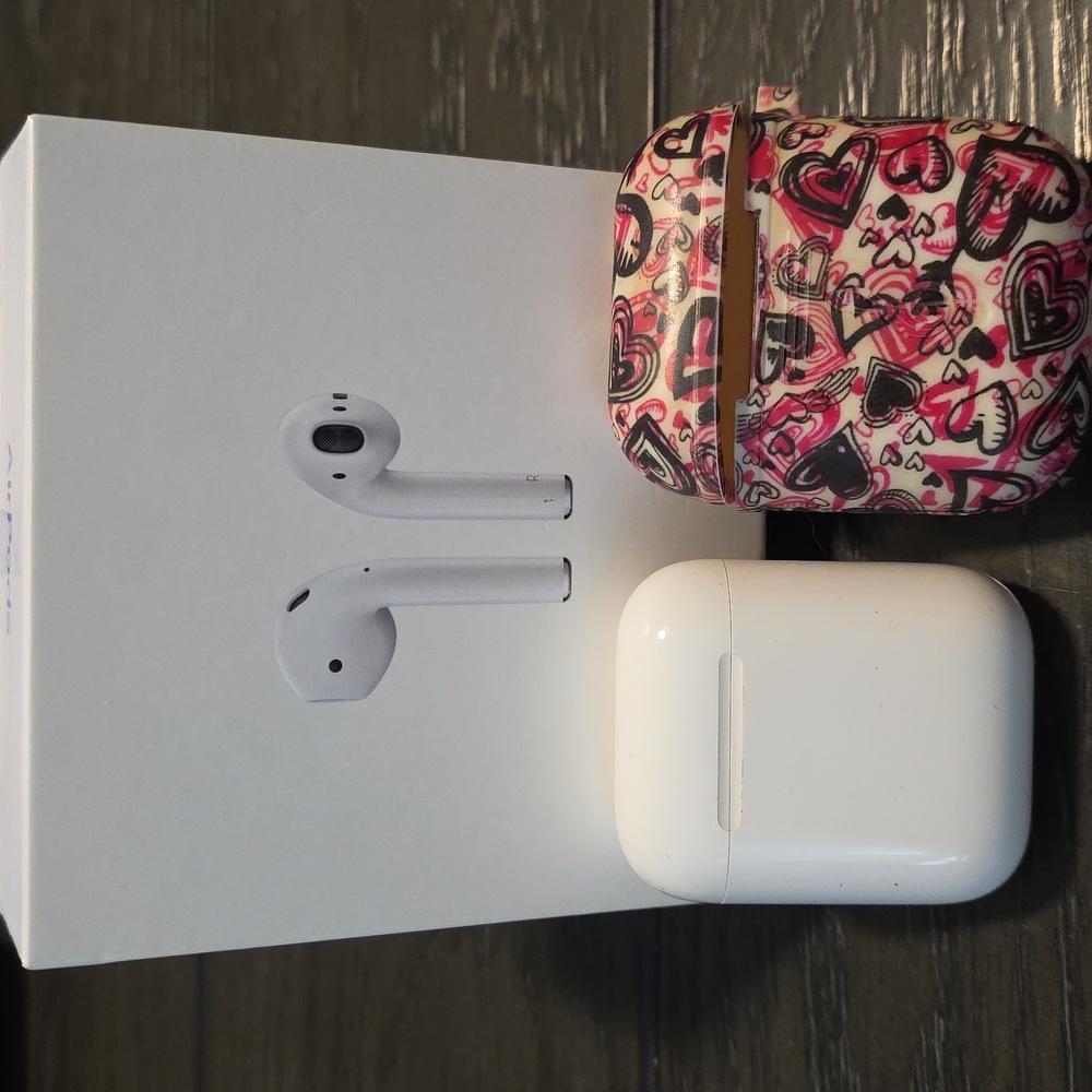 Apple Wireless Earbuds with White and Pink Heart Case